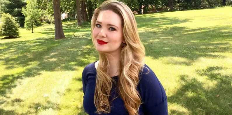 Sarah J Maas